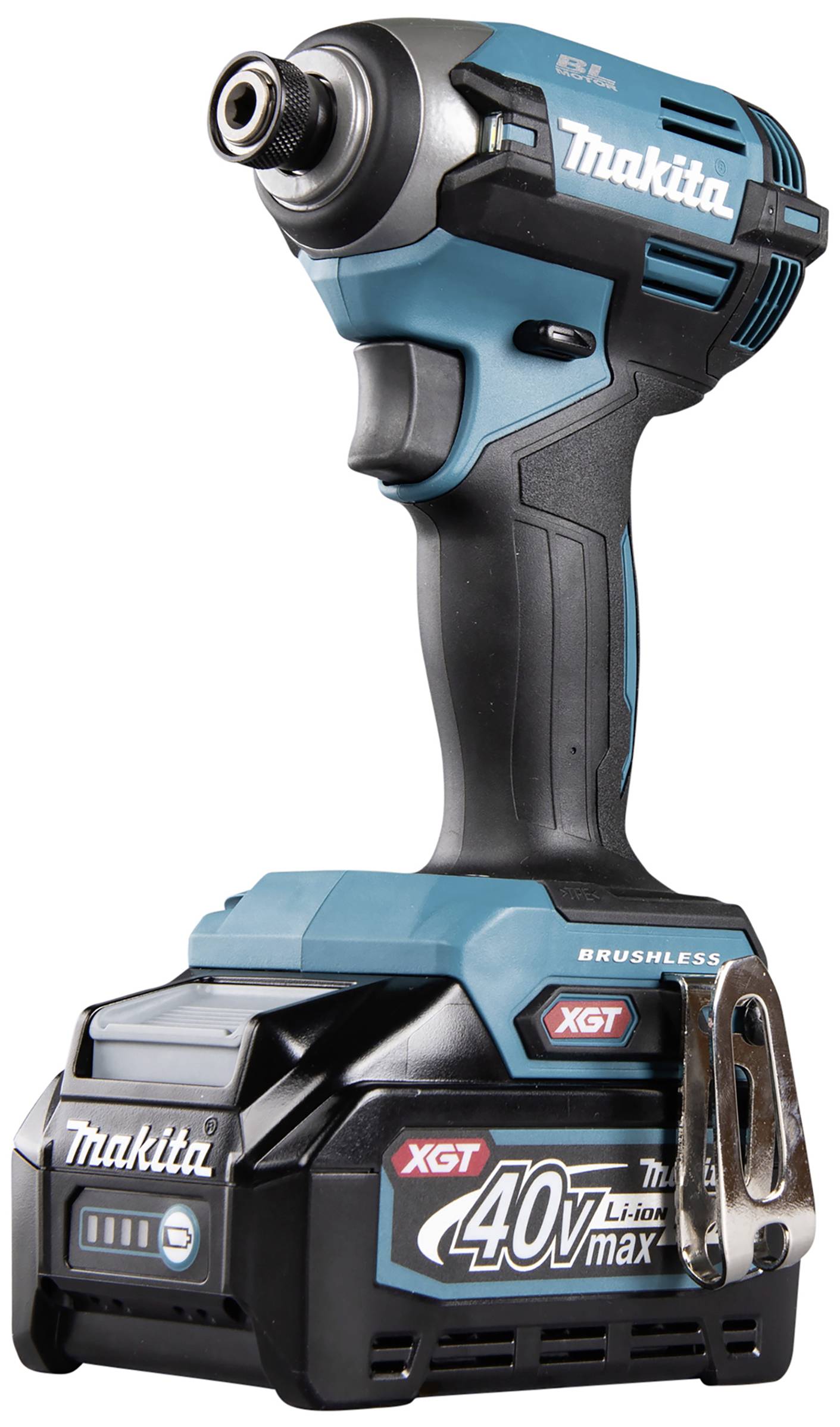 Ein blauer Akku-Schlagschrauber von Makita, Modell XGT 40V max, mit ergonomischem Griff und Metallklammer an der Seite.