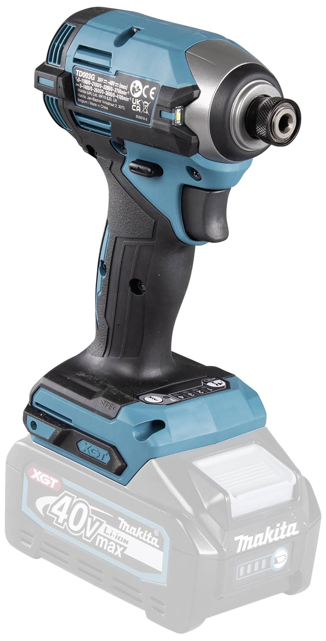 Ein blau-schwarzer Akkuschlagschrauber von Makita ohne eingesetzte Batterie, dargestellt schräg von der Seite.