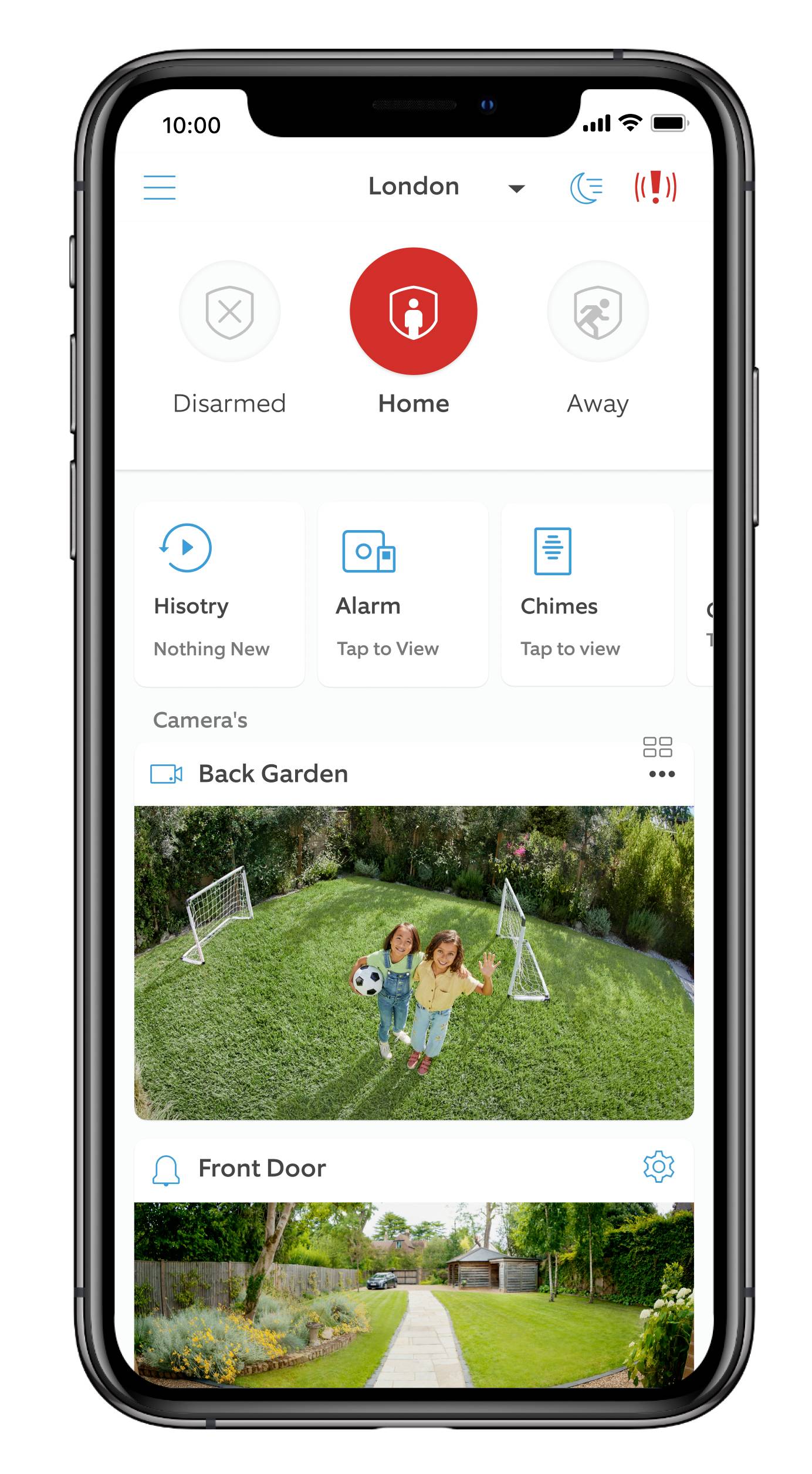 Smartphone-Bildschirm mit Sicherheits-App. Hauptmenü zeigt Statusoptionen und Kameras. Foto einer Familie im Garten mit Fußball.