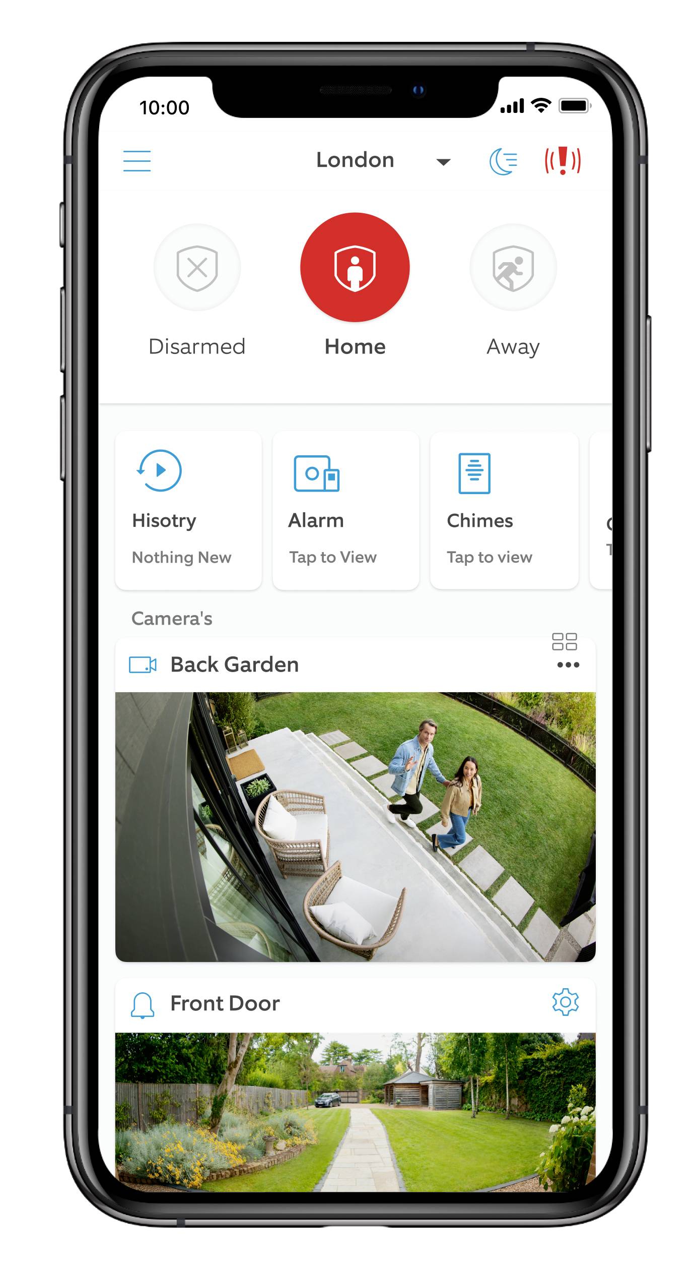 Smartphone zeigt Sicherheits-App mit aktiviertem Alarm und Live-Übertragung der Überwachungskameras im Hintergrundgarten und Eingangsbereich.