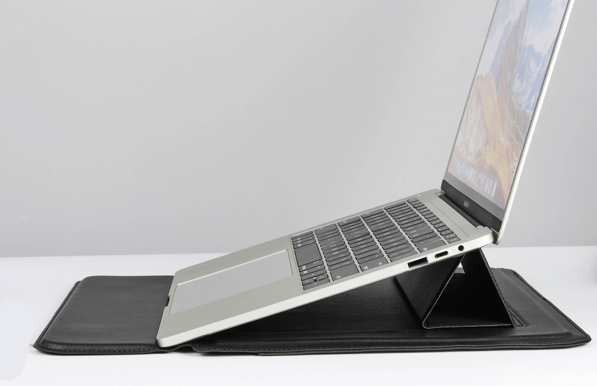 Renkforce Notebook Hülle Passend für maximal: 34,5cm (13,6") Schwarz integrierter Laptop-Stand