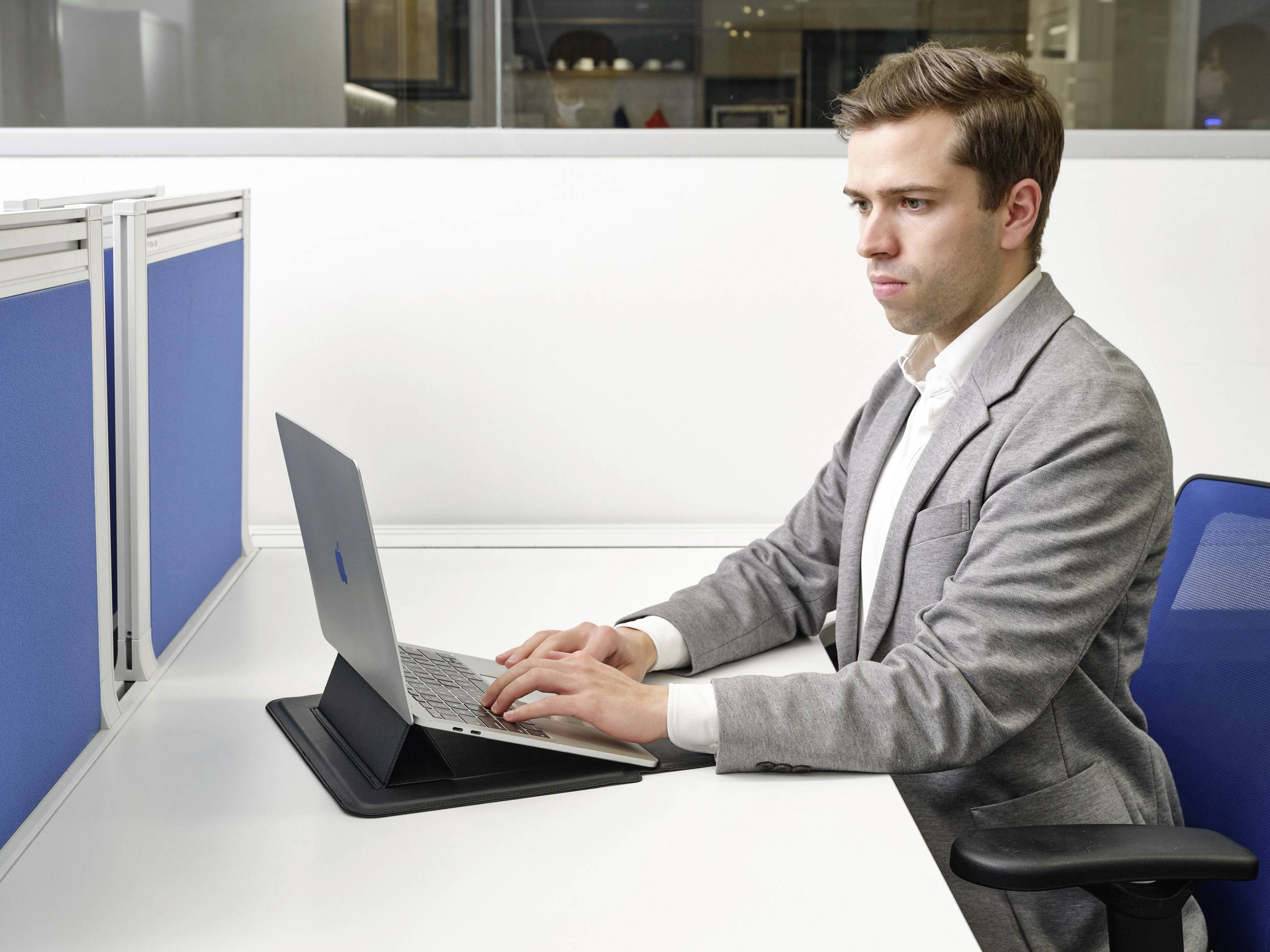 Renkforce Notebook Hülle Passend für maximal: 34,5cm (13,6") Schwarz integrierter Laptop-Stand