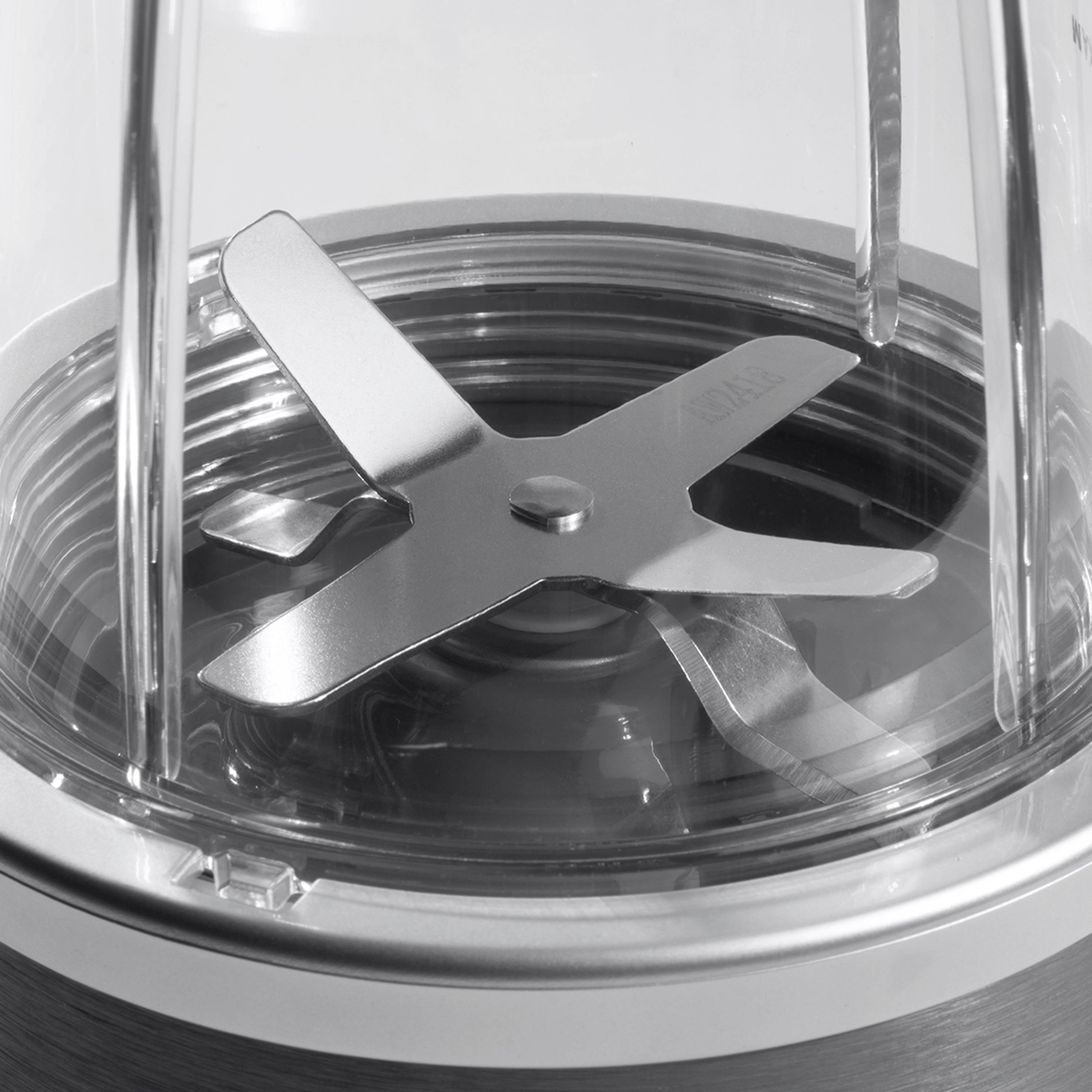 Mixer mit Edelstahlklinge, Nahaufnahme der Kreuzklinge im Glasbehälter, Detailansicht des Innenmechanismus eines Küchengeräts.