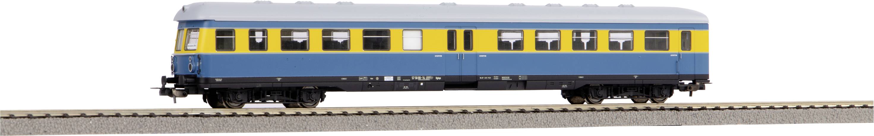 Ein Modellbahnwagen in Blau und Gelb steht auf einem Gleis. Der Wagen hat mehrere Fenster auf jeder Seite.