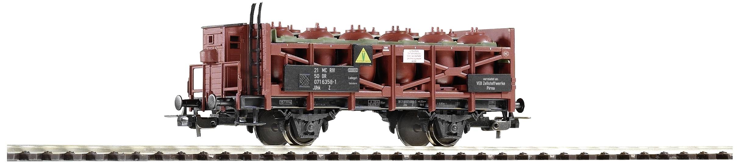 Ein detailgetreuer Modellzugwaggon mit roter Lackierung auf Gleisen. Der Tankwagen hat Beschriftungen und mehrere runde Behälter.