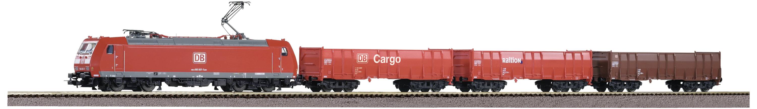 Ein Modellzug bestehend aus einer roten Lokomotive und mehreren Güterwagen mit der Aufschrift 'DB Cargo' auf einem Gleis.
