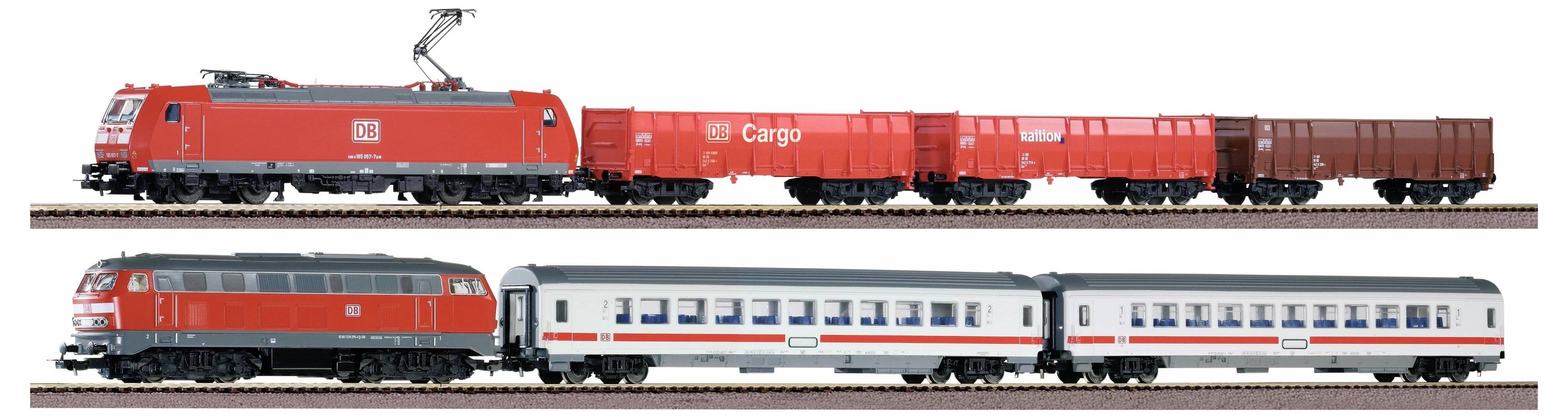 Modelleisenbahnen auf Schienen: obere Bahn ist rot mit mehreren Güterwagen; untere Bahn ist rot mit Personenwagen in Weiß und rotem Streifen.