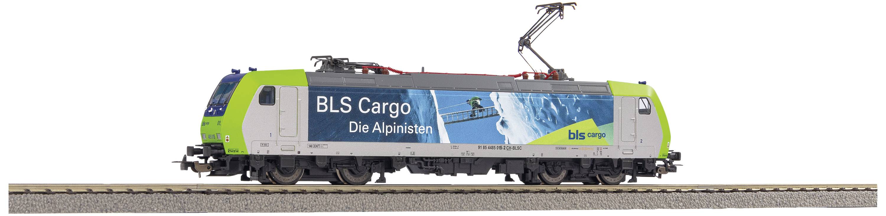 Modelleisenbahn-Lokomotive der Marke BLS Cargo mit auffälligem Design und der Beschriftung 'BLS Cargo Die Alpinisten', steht auf Gleisen.