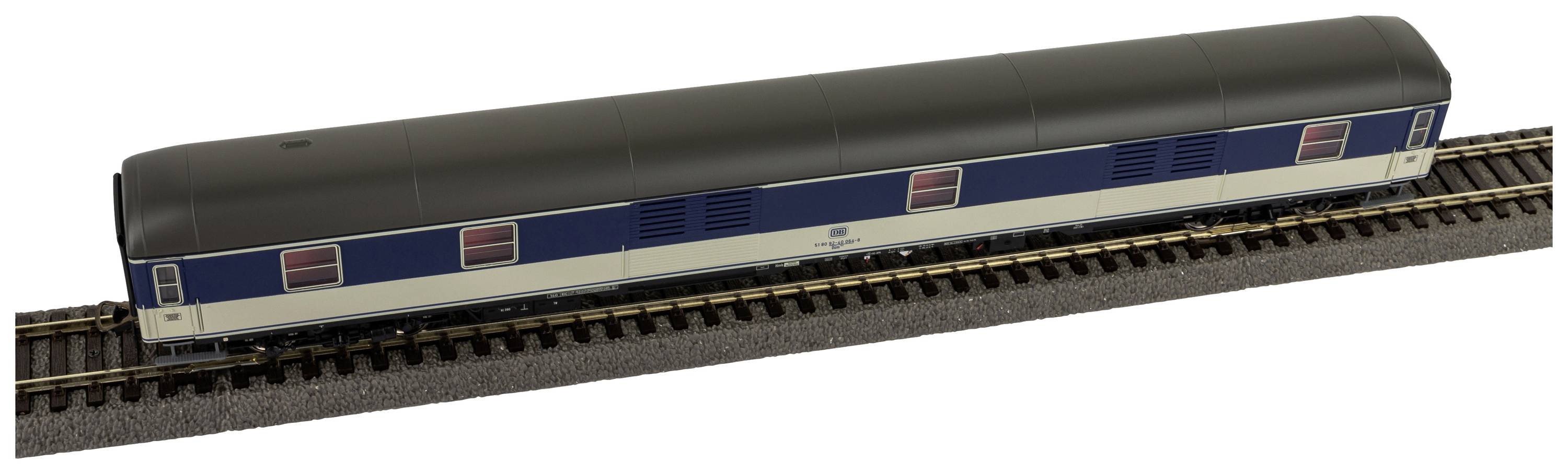 Ein Modellbahn-Güterwaggon auf Gleisen. Der Waggon ist lang und in blau-weißen Farben gehalten.