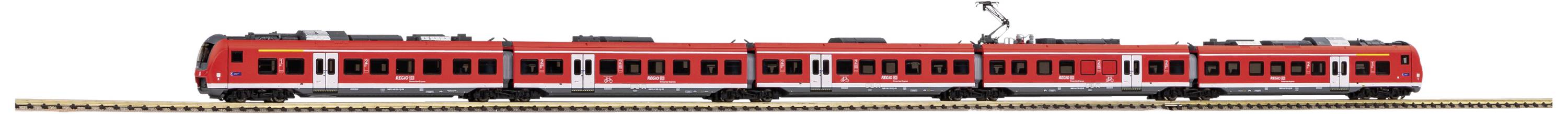 Ein roter Zug mit mehreren Wagen fährt auf einem Gleis.