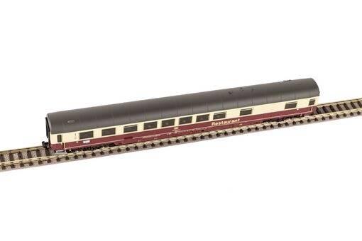 Ein Modellzug-Speisewagen auf Schienen, in Beige und Maroon lackiert, mit der Aufschrift 