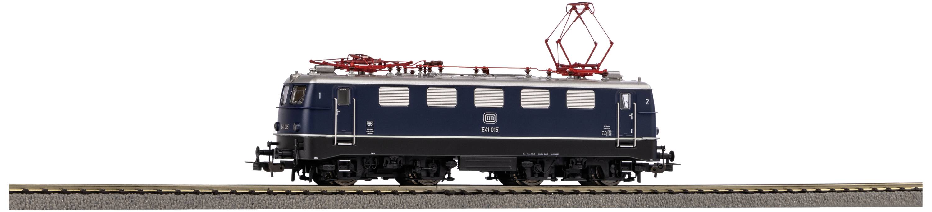 Eine blaue Lokomotive fährt auf einem Gleis. Die Lok hat ein rotes Stromabnehmersystem auf dem Dach und weiße Fensterrahmen.