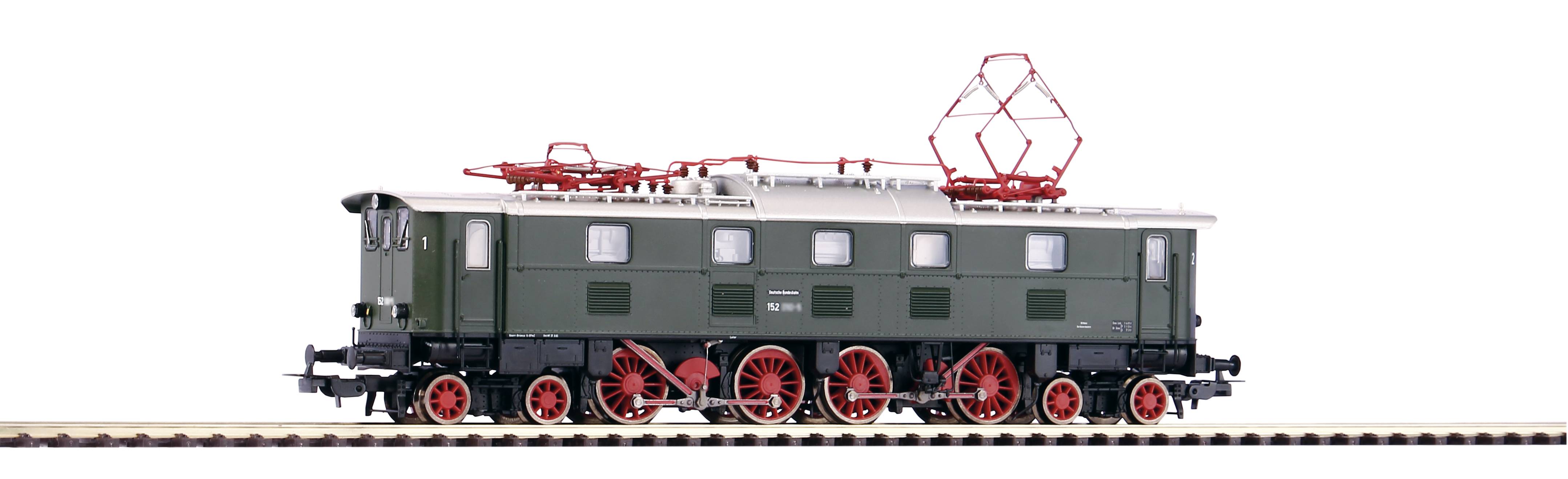 Grünes Modell einer historischen Lokomotive mit roten Rädern und Stromabnehmer auf Schienen, Detailansicht der Seite.