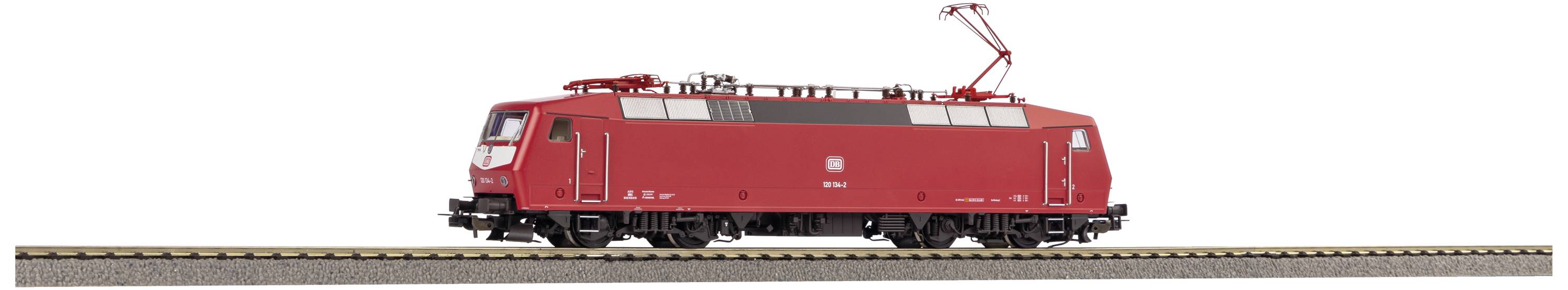 Ein roter Modellzug auf einem Gleis. Der Zug ist elektrisch mit einem Stromabnehmer oben. Es handelt sich um eine Lokomotive.