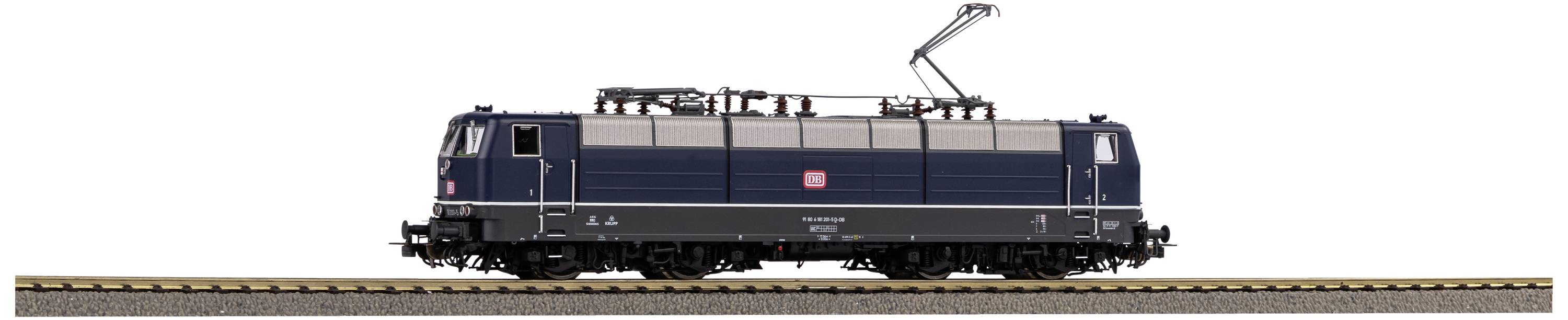 Eine dunkle Lokomotive mit Stromabnehmer fährt auf einem Gleis. Sie trägt das Logo einer bekannten Bahn.
