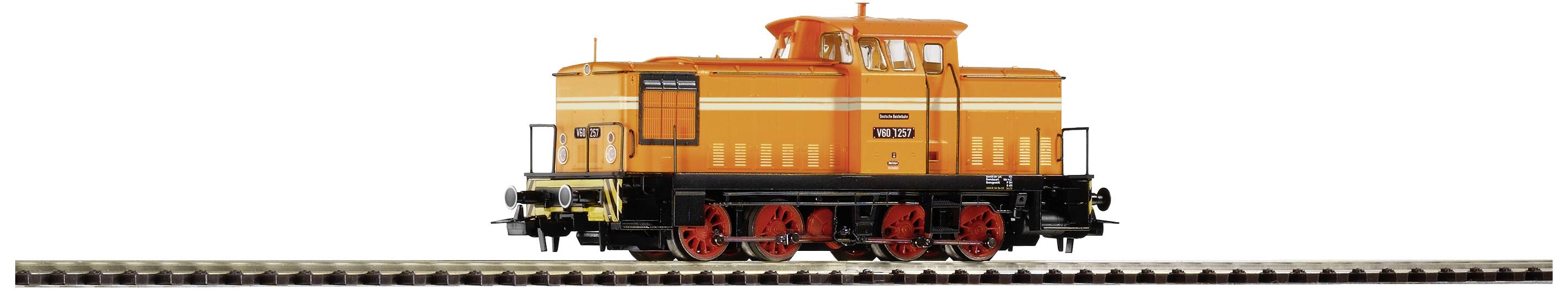 Eine orangefarbene Modelleisenbahnlok mit vier Rädern auf einem Gleis, Seitenansicht.
