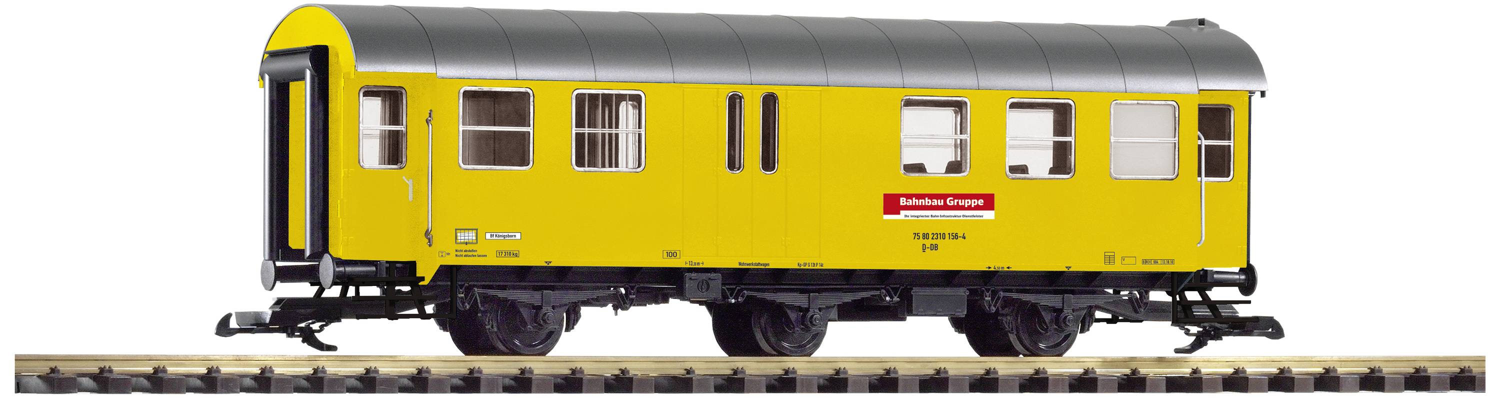 Gelber Bahnwaggon mit Dach, vier großen und zwei kleinen Fenstern auf Gleisen. Schild mit Aufschrift 'Bahndienstwagen' an der Seite.