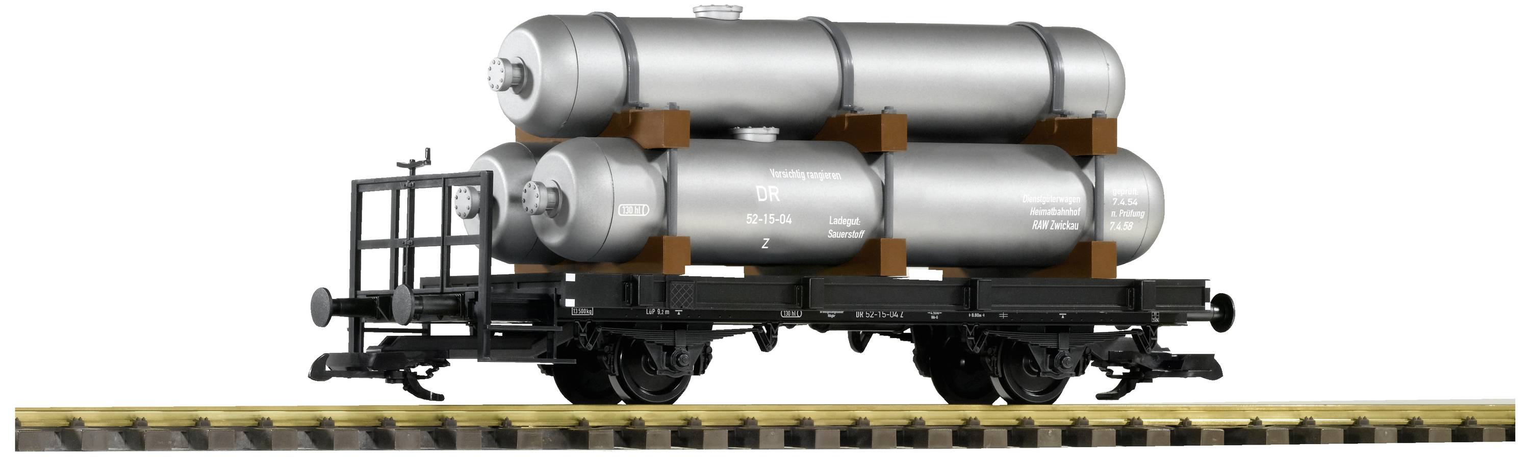 Ein Güterwagen auf Gleisen transportiert drei silberne Druckgasbehälter, gesichert mit braunen Halterungen.