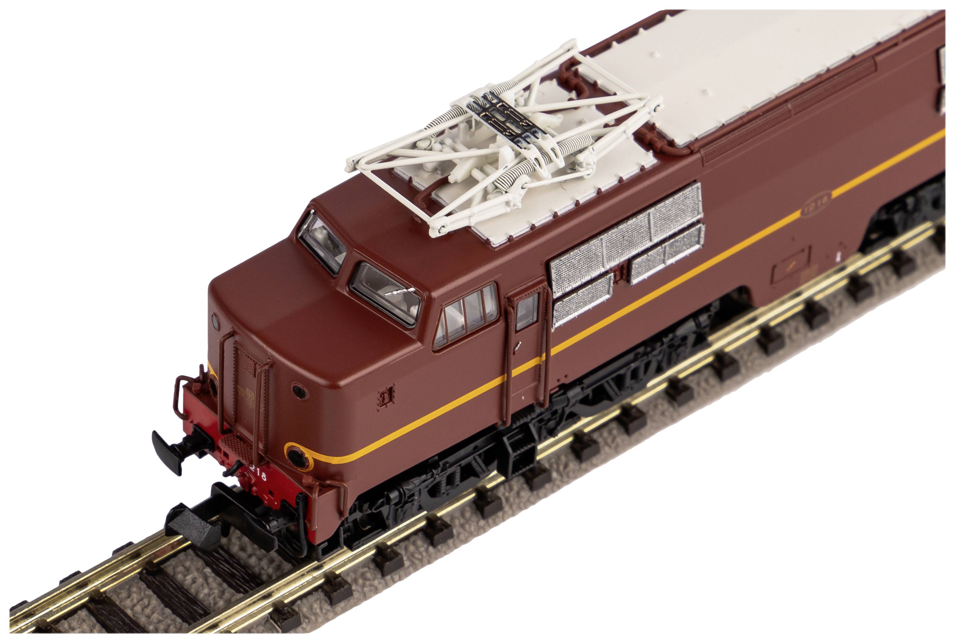 Ein braunes Modell einer Elektrolokomotive auf einem Gleis. Die Lokomotive hat ein weißes Dachgestell und zwei Frontfenster.