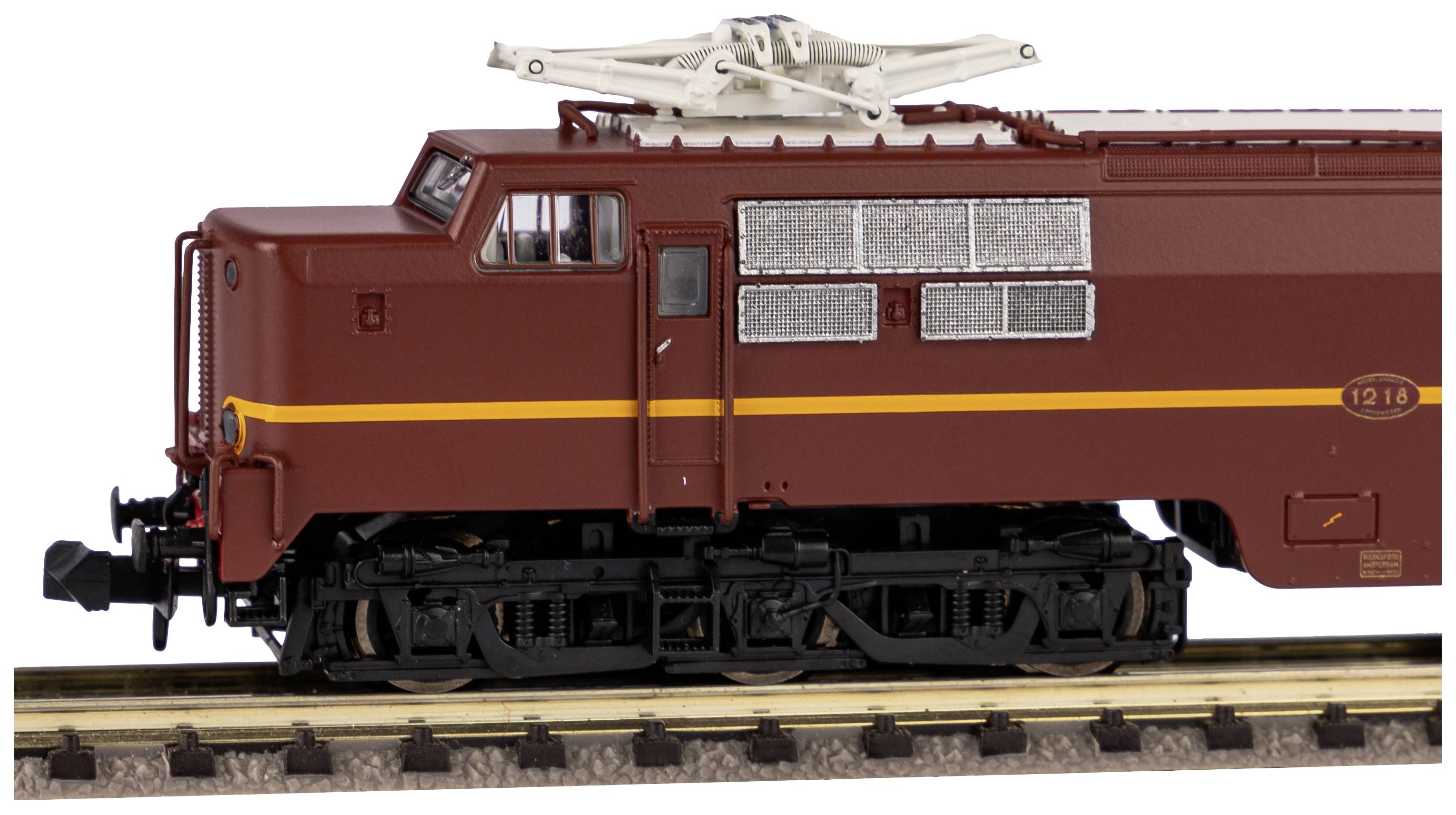 Ein Modell eines braunen Elektrolokomotiven-Zugs mit gelbem Streifen steht auf einem Gleis. Die Lokomotive hat ein detailliertes Fahrwerk und Pantographen oben.