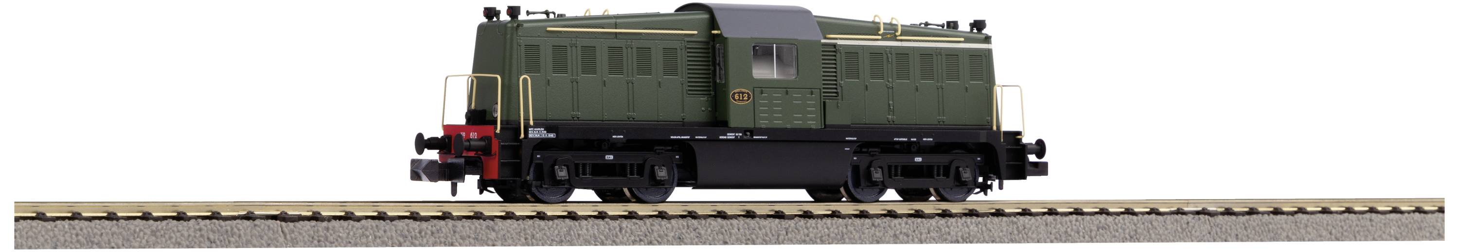 Eine grüne Modelleisenbahn-Lokomotive auf Gleisen, mit schwarzen und roten Details.