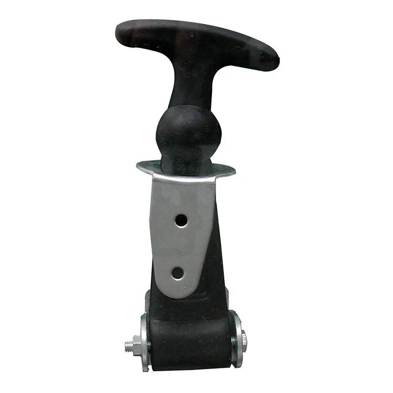 Ein schwarzer Türgriff mit silberner Halterung und Schrauben unten, vor einem neutralen Hintergrund abgebildet.