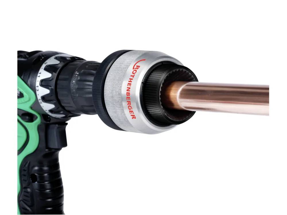 Ein Bohrer, der mit einem Rothenberger-Schneidewerkzeug ausgestattet ist, wird beim Schneiden eines Kupferrohrs gezeigt.