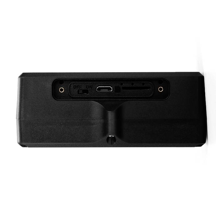 Eine schwarze Geräteunterseite mit Schalter und USB-C-Anschluss in der Mitte.