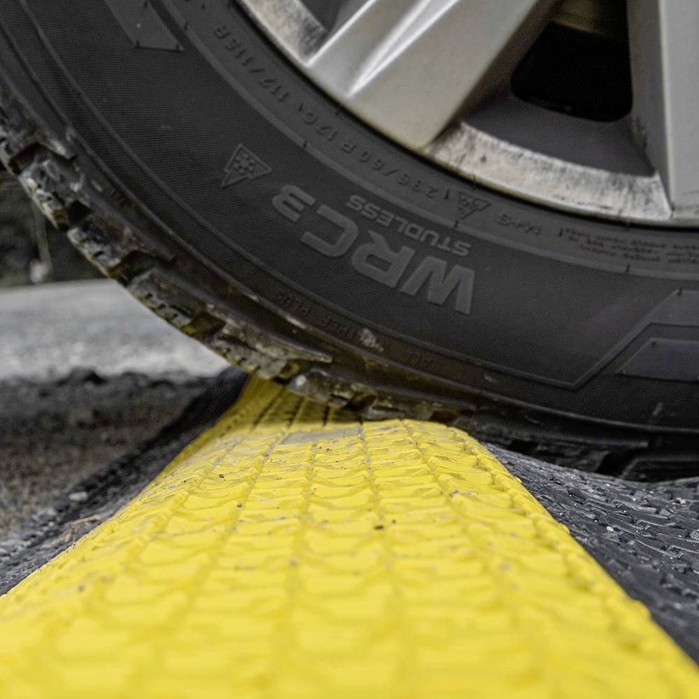 DEFENDER by Adam Hall Kabelbrücke 86100 Polyurethan Schwarz/Gelb Anzahl Kanäle: 2 1005mm Inhalt: 1St.