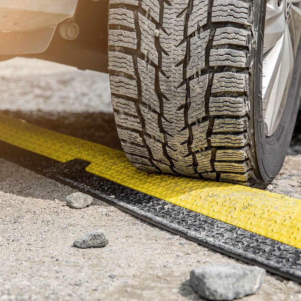 DEFENDER by Adam Hall Kabelbrücke 86100 Polyurethan Schwarz/Gelb Anzahl Kanäle: 2 1005mm Inhalt: 1St.