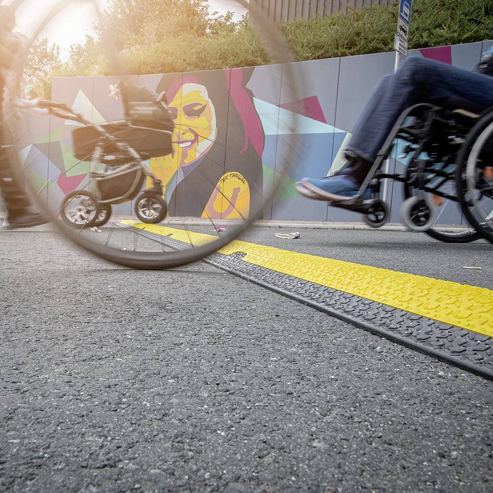 DEFENDER by Adam Hall Kabelbrücke 86100 Polyurethan Schwarz/Gelb Anzahl Kanäle: 2 1005mm Inhalt: 1St.