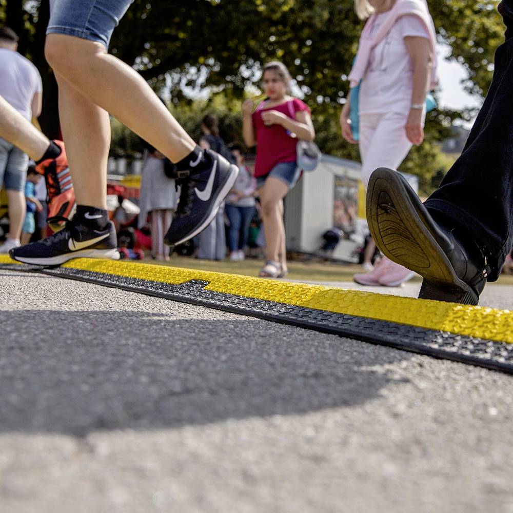 DEFENDER by Adam Hall Kabelbrücke 86100 Polyurethan Schwarz/Gelb Anzahl Kanäle: 2 1005mm Inhalt: 1St.