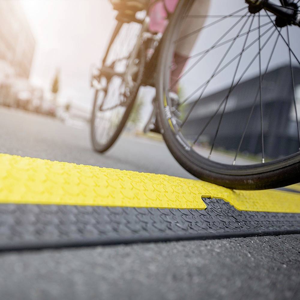 DEFENDER by Adam Hall Kabelbrücke 86100 Polyurethan Schwarz/Gelb Anzahl Kanäle: 2 1005mm Inhalt: 1St.