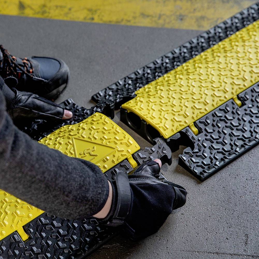 DEFENDER by Adam Hall Kabelbrücke 86100 Polyurethan Schwarz/Gelb Anzahl Kanäle: 2 1005mm Inhalt: 1St.