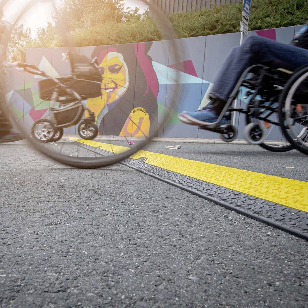 DEFENDER by Adam Hall Kabelbrücke 86100LUX Polyurethan Schwarz/Gelb Anzahl Kanäle: 2 1005mm Inhalt: 1St.