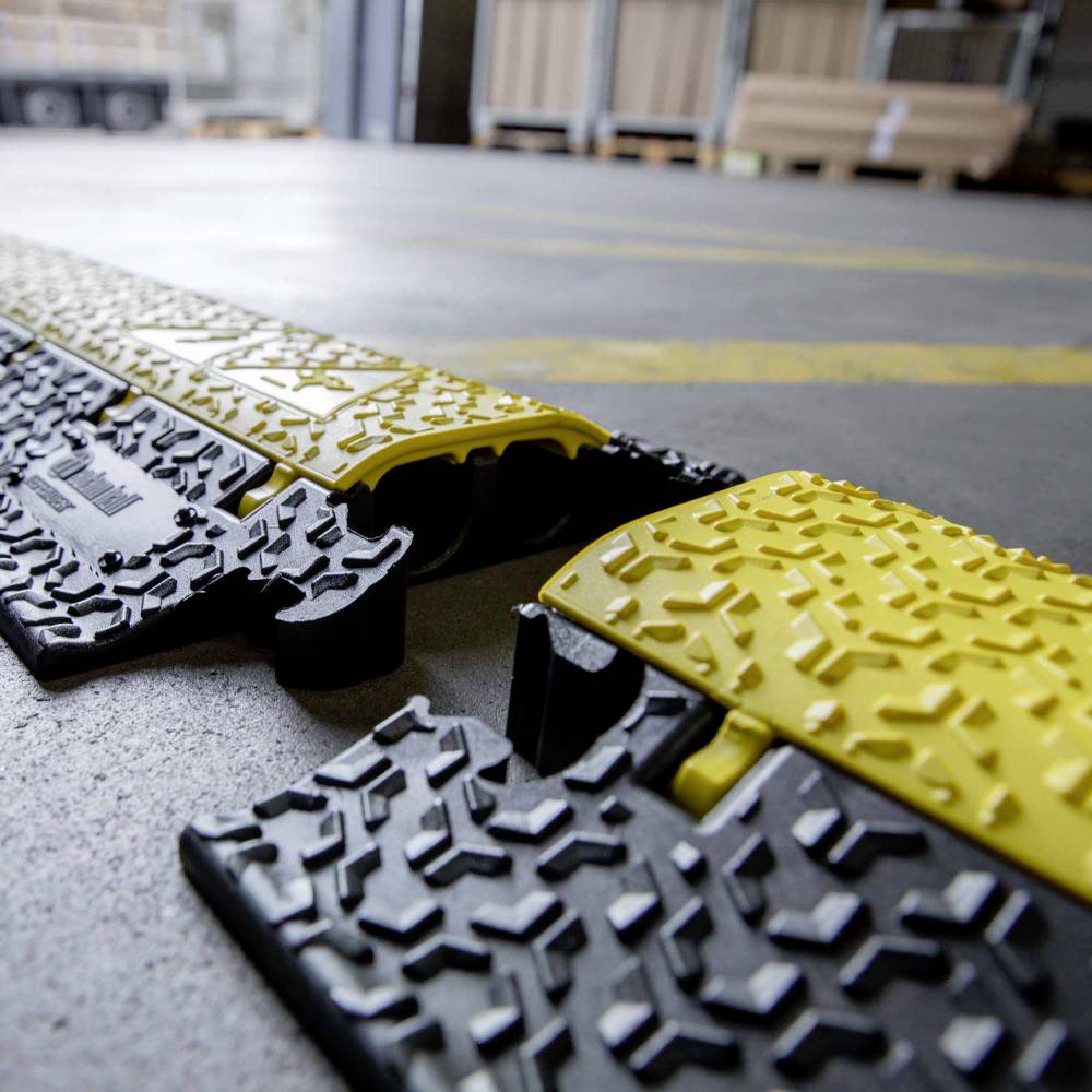 DEFENDER by Adam Hall Kabelbrücke 86100LUX Polyurethan Schwarz/Gelb Anzahl Kanäle: 2 1005mm Inhalt: 1St.