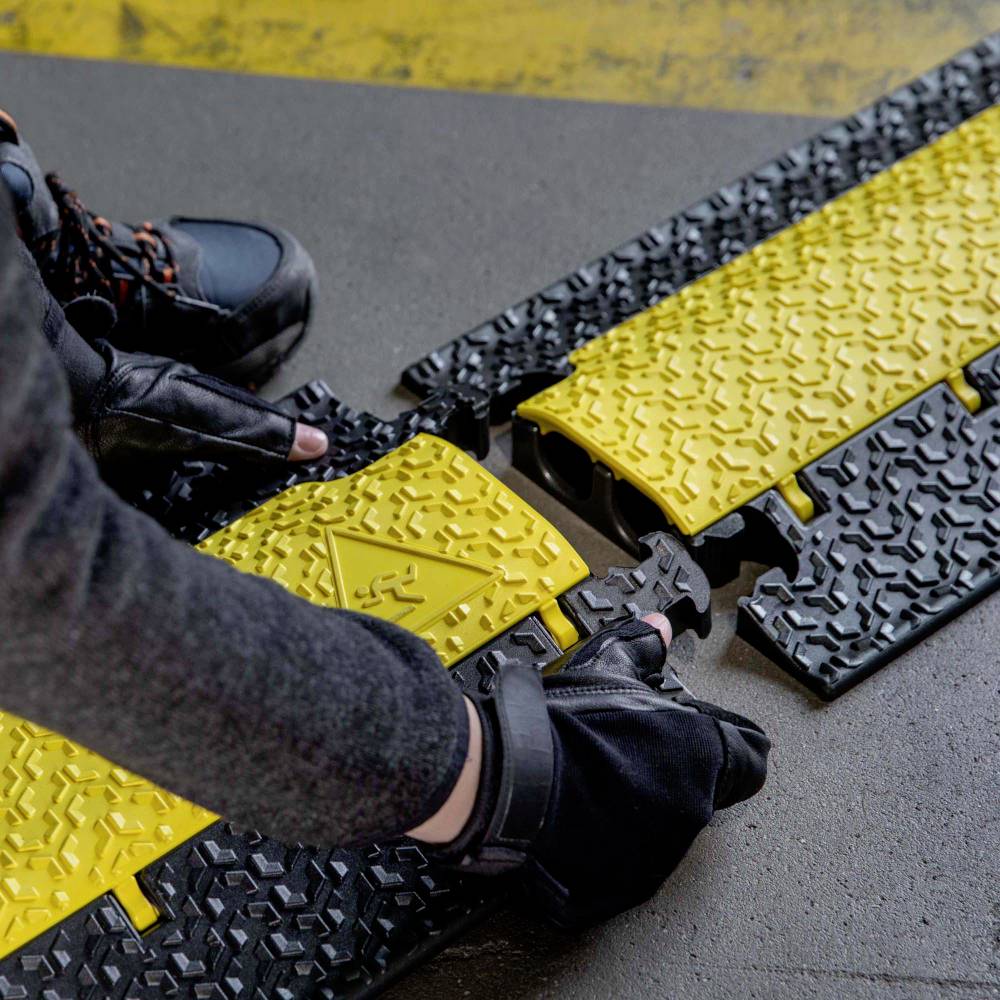 DEFENDER by Adam Hall Kabelbrücke 86100LUX Polyurethan Schwarz/Gelb Anzahl Kanäle: 2 1005mm Inhalt: 1St.