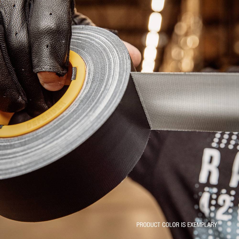 Eine Hand mit schwarzem Handschuh zieht Klebeband ab einer Rolle. Der Hintergrund ist unscharf. Text unten rechts: 'Product color is exemplary'.