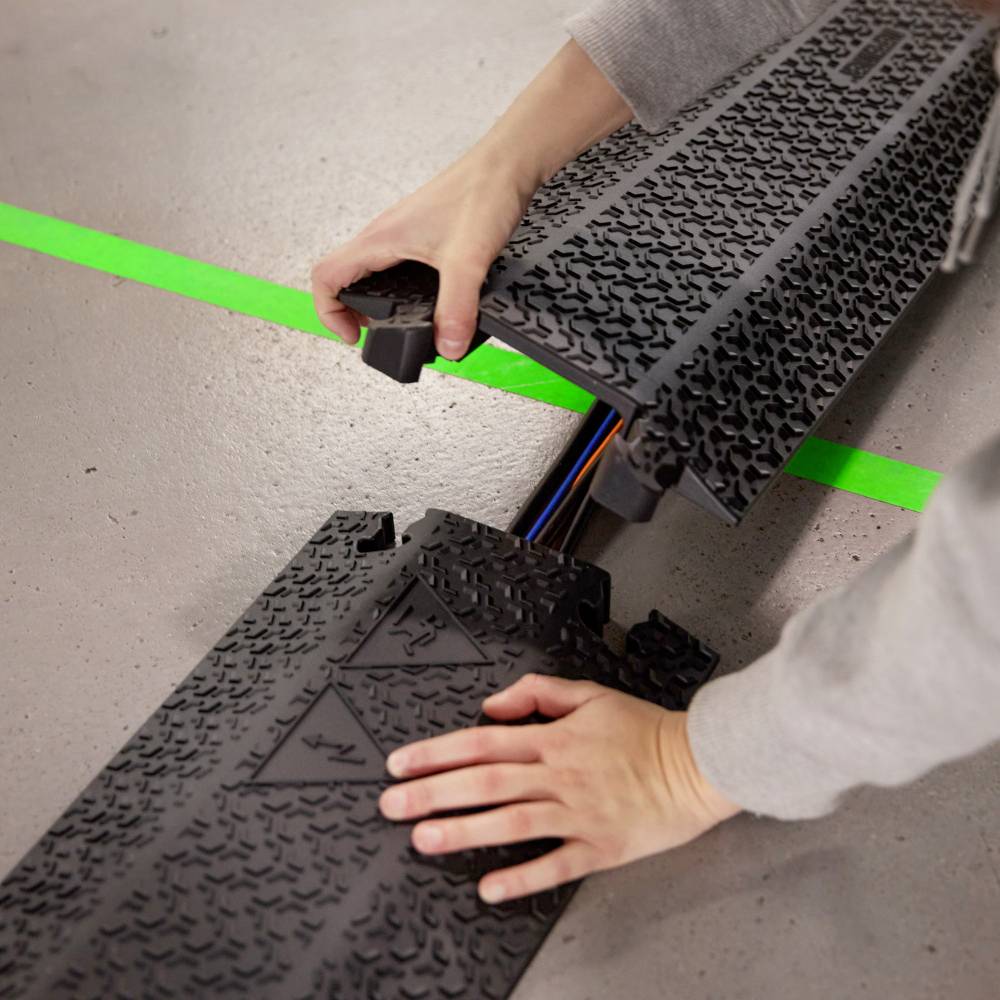 DEFENDER by Adam Hall Kabelbrücke 866XP100BLK Polyurethan Schwarz Anzahl Kanäle: 1 1005mm Inhalt: 1St.