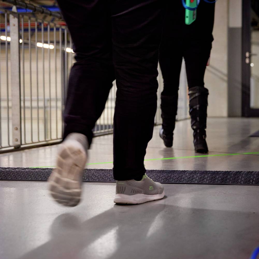 DEFENDER by Adam Hall Kabelbrücke 866XP100BLK Polyurethan Schwarz Anzahl Kanäle: 1 1005mm Inhalt: 1St.