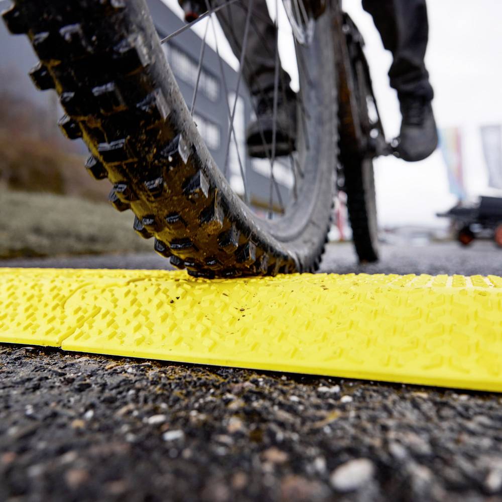 DEFENDER by Adam Hall Kabelbrücke 866XP100YEL Polyurethan Gelb Anzahl Kanäle: 1 1005mm Inhalt: 1St.