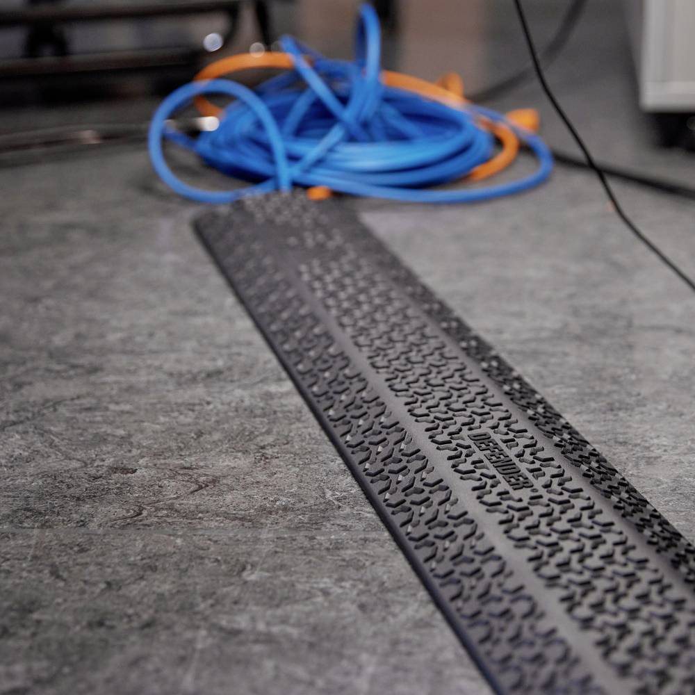 DEFENDER by Adam Hall Kabelbrücke 866XP40BLK Polyurethan Schwarz Anzahl Kanäle: 1 1005mm Inhalt: 1St.