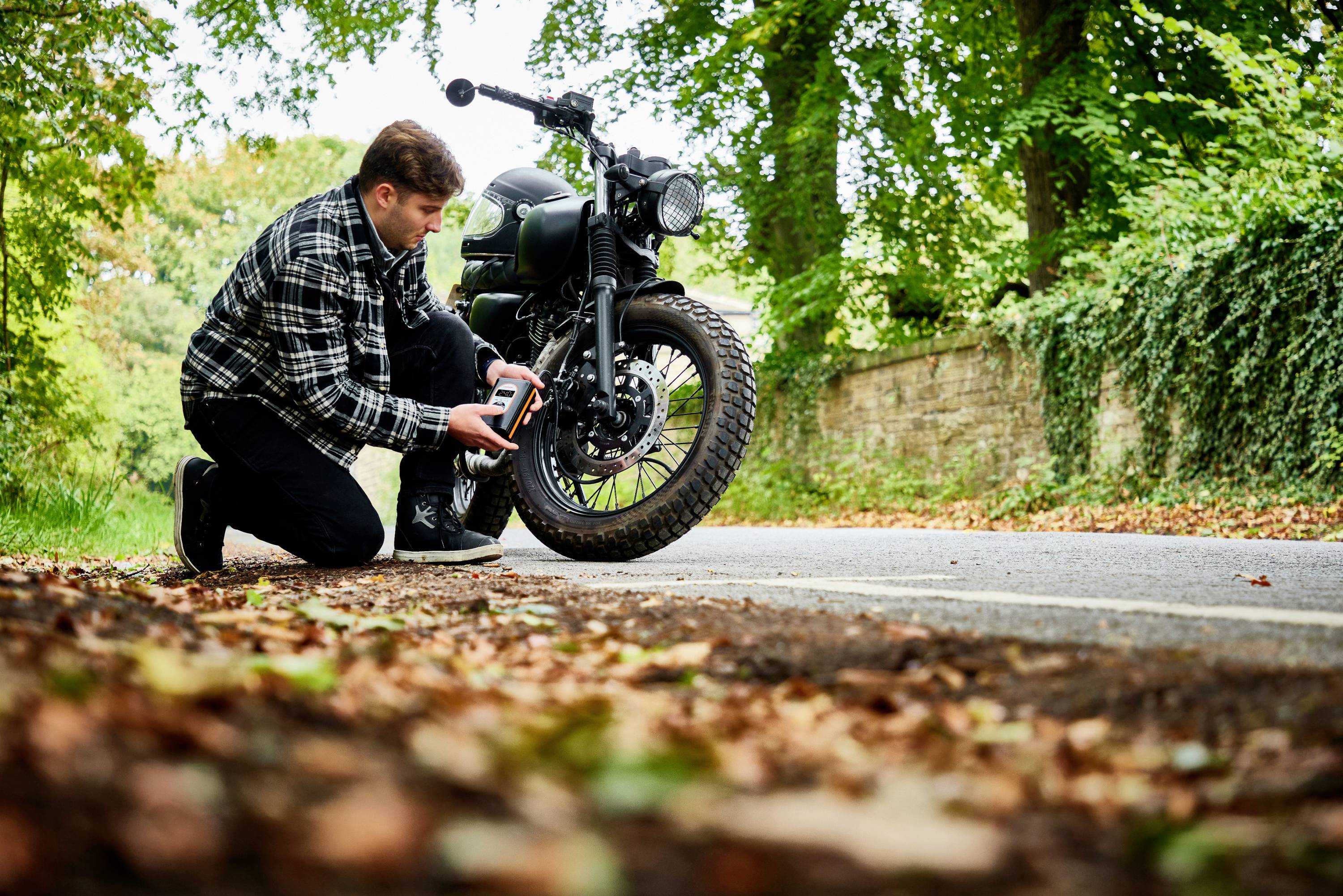 Osram Automotive OTIR4000 Kompressor TYREinflate 4000 8.3 bar Aufbewahrungs-Box/-Tasche, Automatische Abschaltung, mit