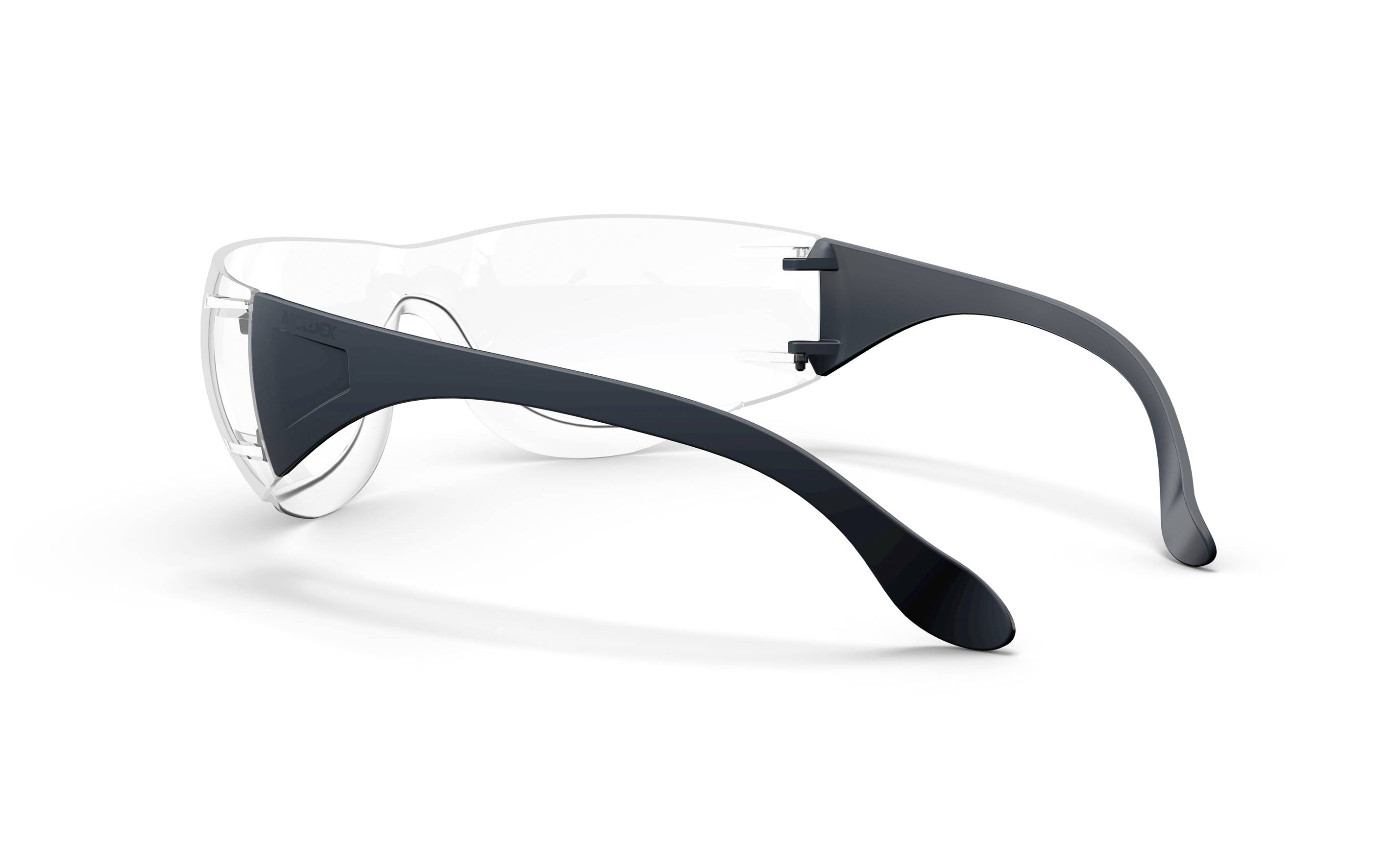 Schutzbrille mit transparenten Gläsern und schwarzen Bügeln, auf weißem Hintergrund.