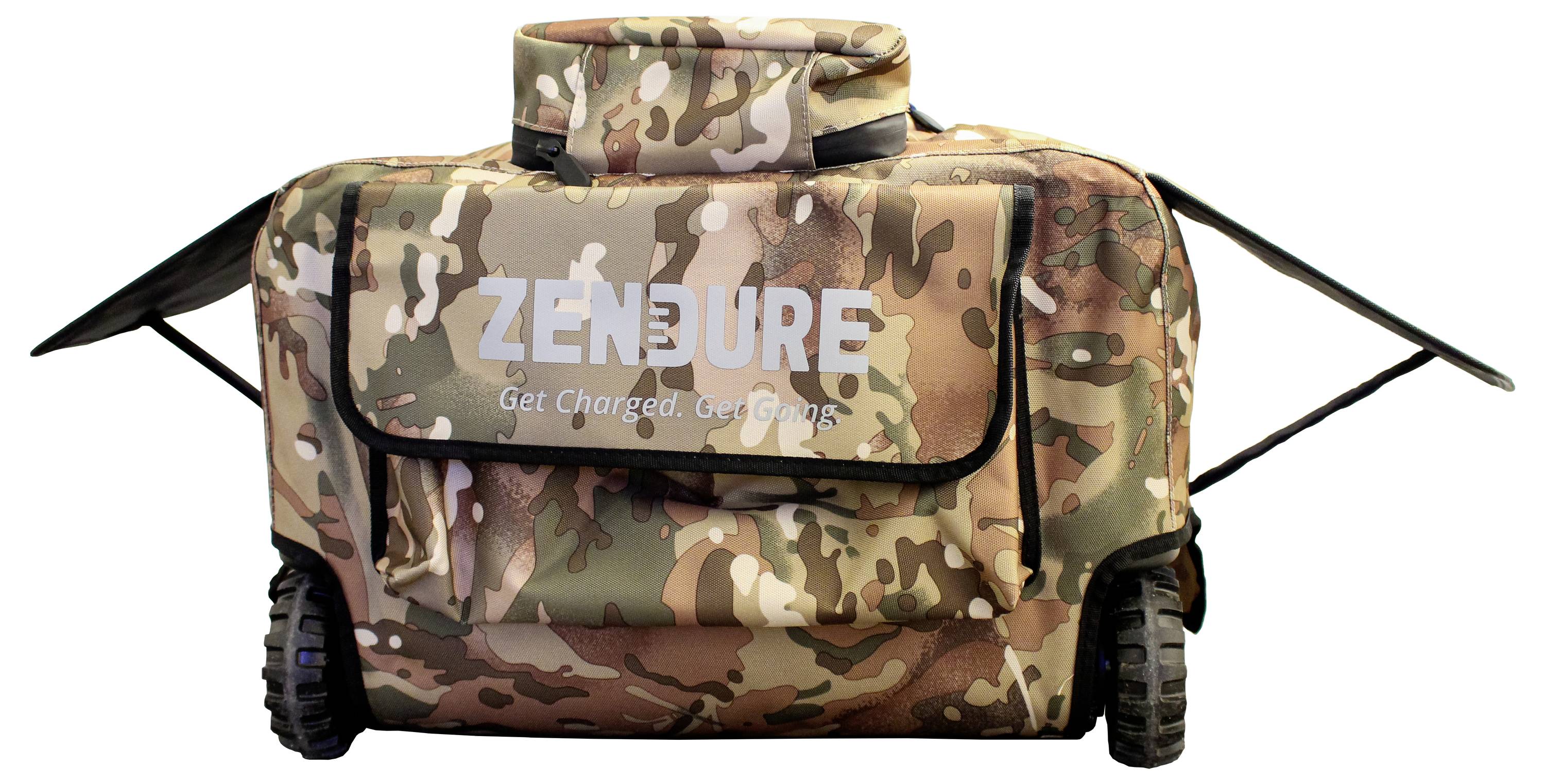 Eine tarnfarbene Tasche mit dem Aufdruck 'ZENDURE'. Die Tasche hat robuste Rollen und seitliche Klappen, darauf steht 'Get Charged. Go Green'.
