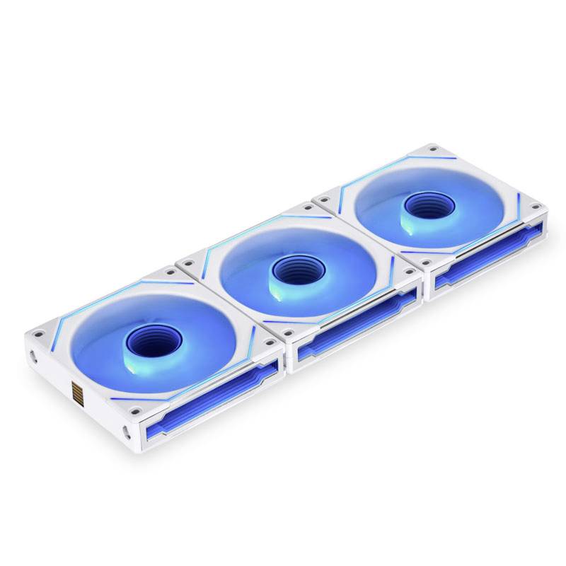 Drei blaue PC-Lüfter in einer Reihe, ideal zur Kühlung von Computerkomponenten. Jeder Lüfter hat eine quadratische, weiße Einfassung.