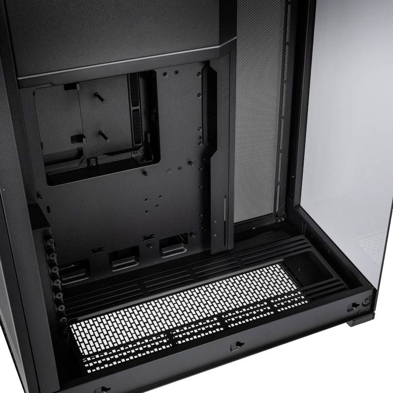 Geräumiges, leeres Computergehäuse mit schwarzem Innenraum, bereit für Komponenteninstallation. Fenster an der Seite ermöglicht Einsicht.