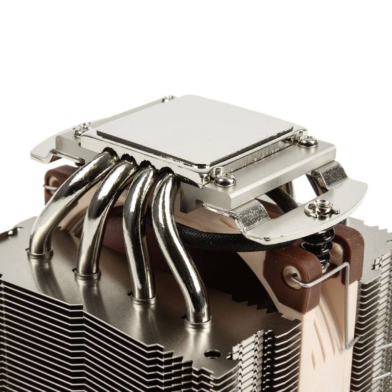 Ein CPU-Kühler mit mehreren Heatpipes und einem Kühlkörper aus Metall. Er ist für die Wärmeableitung in Computern konzipiert.
