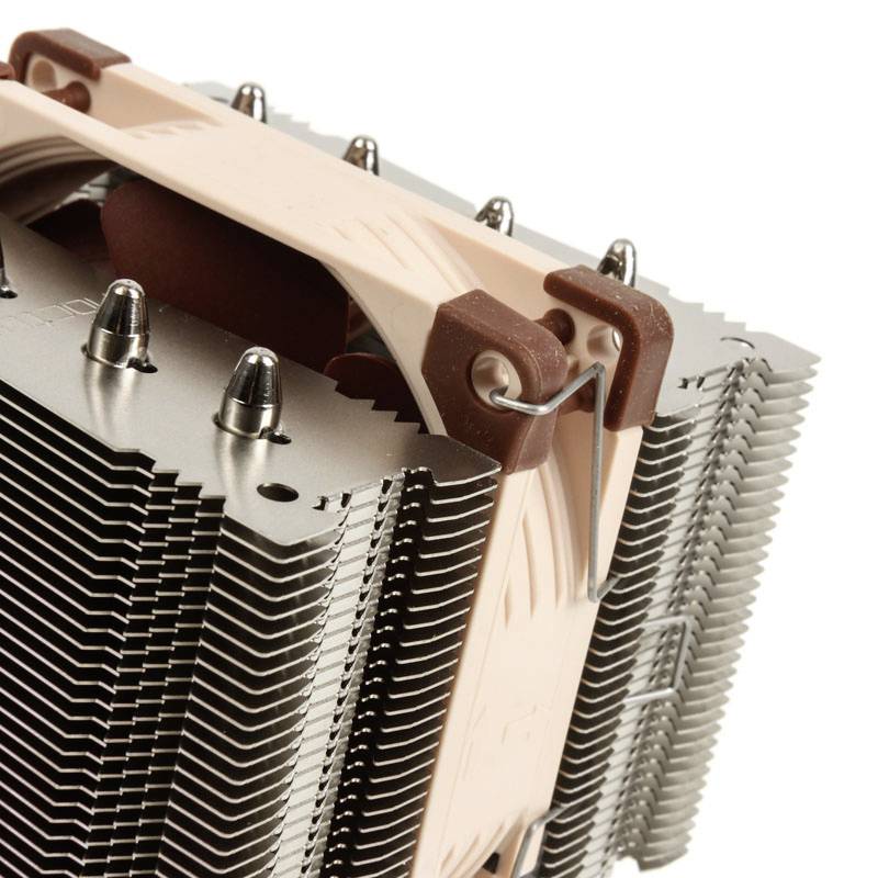 Ein großer CPU-Kühler mit silbernen Kühlrippen und einem beigen Ventilator, montiert für die Wärmeableitung in einem Computer.