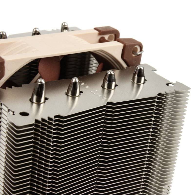 Ein silberner CPU-Kühler mit mehreren Aluminiumlamellen und vier Kupfer-Heatpipes zur effizienten Kühlung von Computerprozessoren.
